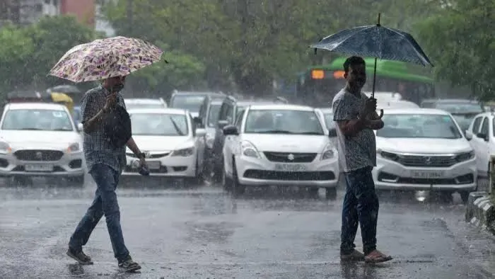 Delhi NCR Weather: झमाझम बारिश, कई इलाकों में जलभराव