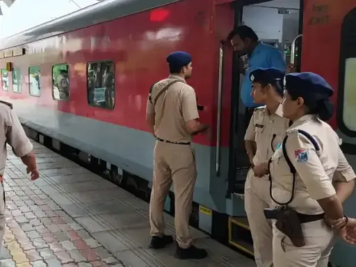 Jaunpur Railway News: इंजन फेल होने से 35 मिनट रुकी बेगमपुरा एक्सप्रेस